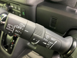 フロントとリアのワイパー操作に関する表示がまとまり、必要な設定を確認しやすいレバーです。雨天時など天候が変わる場面でも、手元で操作を切り替えられます。