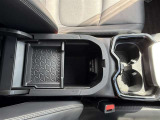 中央にカップホルダー・コンソールBOXを装備しております。インナートレイ付きです。