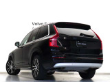 XC90には、フルサイズSUVにふさわしい余裕ある力強さと、自信に満ちた佇まいが備わっています。ボルボ伝統のスタイリングを継承し、力強い存在感を、精巧かつ繊細に形にしたデザインです。