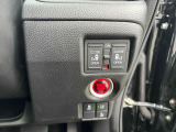 両側電動スライドドア装備!運転席よりボタン一つで開閉可能でございます。