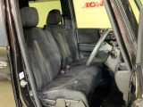 乗降がしやすい運転席。高さが調節できて小柄な方でも運転しやすいポジションをとることができます。