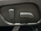【パワーシート】電動でシートポジションの変更が可能です。手動式より細かくシート設定が可能ですのでより快適な姿勢でドライブを楽しんで頂けるでしょう。