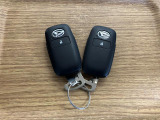 【スマートキー】 スマートキーを携帯していれば、ドアハンドルのボタンを押すだけでロックの解除ができます。