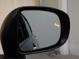 隣車線を走る車両をレーダーで検知し、ドアミラーでは確認しにくい後側方エリアに存在する車両に加え、急接近してくる車両も検知します。車両を検知するとドアミラーに搭載されたLEDインジケーターが点灯します。
