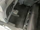 しっかりと汚れ、砂ぼこりを落とし足元まで清潔な車内空間を作り上げております♪
