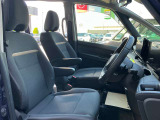 運転席もゆったりとお座り頂けます。
