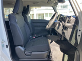 前席は視界が広く、運転席と助手席の間にもゆとりを感じられる室内です。落ち着いた色合いのシートで、乗り降りの際にも座席まわりを確認しやすいレイアウトです。