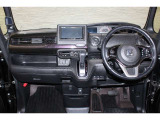 操作性に優れた運転席となります!小物入れや各ボタンの配置にこだわり、使いやすいです!座り心地もよく視認性も良好なのでロングドライブもお任せ下さい!