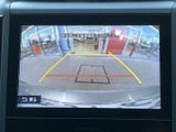 後方の様子を画面で確認でき、ガイド線も表示されるため、駐車時に車両と周囲との位置関係を把握する目安になります。目視とあわせて活用でき、駐車操作をサポートする便利な装備です。