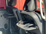 運転席及び助手席後ろにはセカンドシート用ドリンクホルダー&テーブルを装備☆