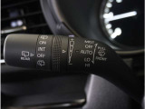 【オートワイパー機能】レバーをAUTOの位置にしているとき、レインセンサーが雨を感知すると、雨量に応じて、ワイパーが自動で作動します。