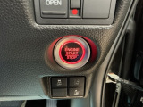 【ENGINE START/STOP】スマートキーをポケットやバッグに入れたままで、キーを差し込むことなくボタンを押すだけでエンジンが始動します。