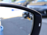 サイドアシスト搭載。後方から接近する車両を検知し、車線変更時の安全確認をサポートします。