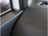 【助手席エアバッグ】 車両前方に衝撃が加わった際に、音響センサーによって瞬時に開きます。 ※シートベルト非着用の場合、本来の性能が発揮できませんので必ずシートベルトを着用しましょう。