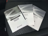 メンテナンスノート、取扱説明書ですね。 車の情報が凝縮されています。 車の整備記録が記載されている大事な物ですよ。