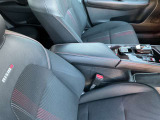 センターアームレスト付き、長時間の運転で疲れた腕を乗せてください。