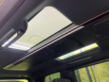 【ガラスルーフ】ガラスルーフ搭載で車内の解放感が一気にアップ!開放的なドライブをお楽しみいただけます。