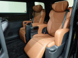 ゆとりある広々とした車内空間は、ドライブを始め買い物やレジャーなど、幅広く活躍します。一人でもみんなとでもお出かけを楽しみましょう!