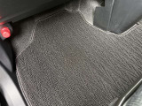 助手席側フロアマット。こちらは綺麗な状態です。