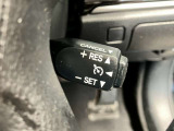 高速道路で便利な【クルーズコントロール】も装着済み。アクセルを離しても一定速度で走行ができる装備です。加速減速もスイッチ操作でOKです。