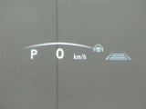 カラーヘッドアップディスプレイ付き。少ない視線移動で情報を確認できるので、運転の疲労軽減に繋がりますよ♪