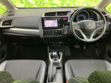 前席からの見通しがよく、運転席と助手席の空間もすっきりまとまっています。ナビ画面やメーターを確認しやすい位置に配置し、同乗者も落ち着いて過ごせる室内です。