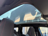 ガラスルーフ付き車両です。