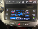 【オートエアコン】一度お好みの温度に設定すれば、車内の温度を検知し風量や温度を自動で調整。暑い&hellip;寒い&hellip;と何度もスイッチ操作をする必要はありません。快適な車内空間には必須の機能ですね♪