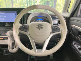 インテリアに合わせたデザインのステアリングは、運転される方のことも考え、運転しやすい形状、大きさです。是非一度、実際に触ってお確かめください。