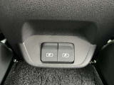 後席USB電源ソケット、各USB電源ソケットはモバイル機器などの充電専用で、ディーラーオプションのオリジナルナビやオーディオとは連動しません。