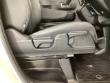 【前席】運転席にはシート高を調整できるハイトアジャスターが装備され、幅広いシートポジションの設定が可能になっております♪
