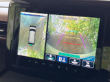 後方の映像に加えて車両周辺を上から捉えた表示も確認でき、駐車時の周囲の確認に役立ちます。ガイド線も表示されるため、後退時の目安として活用いただけます。