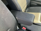運転席アームレスト完備