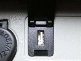 USB充電ポートです。車内でスマホなど電子機器の充電が可能です♪