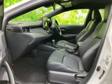 ドライバーの視界を妨げない、広々とした室内空間です。操作しやすい配置で、運転に集中できます。快適なカーライフをサポート。