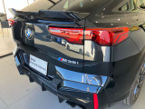 BMWのテールランプはプレスラインへと続く形状のため、統一感のある綺麗なラインを演出しております。