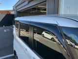 純正プラスチックバイザーが付いています。雨の日でも車内の換気が出来ます。