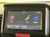 画面には自宅や住所、施設名称などのメニューが並び、目的地の探し方を選びやすい構成です。画面下の操作ボタンもまとまり、ドライブ中の確認や設定に活用できます。