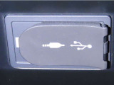 USB端子とAUX端子を装備しております。
