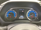 左右のメーターと中央の表示がまとまり、速度や各種情報を運転席から確認しやすい構成です。必要な情報を目に留めやすく、日常の運転時にも状況を把握しやすいメーターパネルです。
