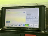 FMやAM、TV、SD、Bluetoothオーディオなどの選択肢が画面下部に並び、聴きたい音源を確認しやすい表示です。日々の移動に合わせて音楽やラジオを楽しめます。