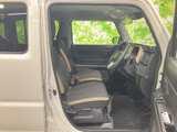 前席は視界が広く、運転席から前方や周囲を確認しやすい配置です。シートには落ち着いた色合いが採用され、ドア開口部もゆとりがあるため、乗り降りのしやすさにも配慮されています。