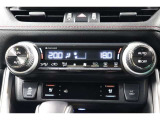 運転席と助手席、それぞれ温度調節ができ、オールシーズン快適なオートエアコンとなっております!