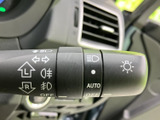 レバーに各種の表示があり、灯火類に関する操作内容を目で確認しやすい設計です。必要な操作を手元で把握しやすく、日常の運転を支える使い勝手のよい装備です。