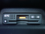 ■【ETC車載器】が装備されています。セットアップをしてお渡しとなり、ETCカードを差し込むだけで高速道路の利用が可能です。