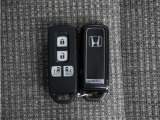 ◆スマートキー◆カギをバッグやポケットに入れたままでもドアロックの開閉ができる『スマートキー』付き!雨天や暗くなってもカギを取り出す必要がなくドアの開錠&エンジンも始動できます