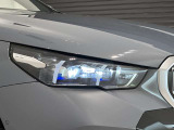 アダプティブLEDヘッドライトはステアリングを切った方向を照らします。