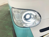 白く明るい光で夜間走行をサポートするLEDヘッドランプを搭載