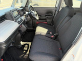 大きな窓から光が入り、運転席まわりまで見通しやすい室内です。前席は横につながる形状で、助手席との会話もしやすく、日々の移動を快適に楽しめます。