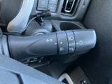 レバー上の表示が確認しやすく、運転席から手元で必要な操作を行える配置です。複数の表示を備え、日常の運転を支える使い勝手に配慮されています。
